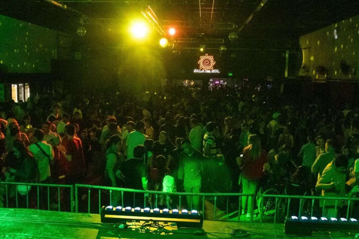 Alumnos de escuelas especiales disfrutaron su “noche de boliche”