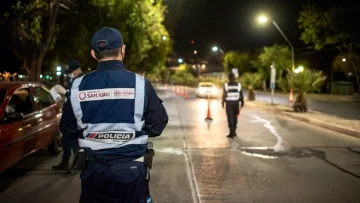 Escándalo por un remisero que se “atrincheró” en su auto ante un control policial: tenía 2,50 de alcohol