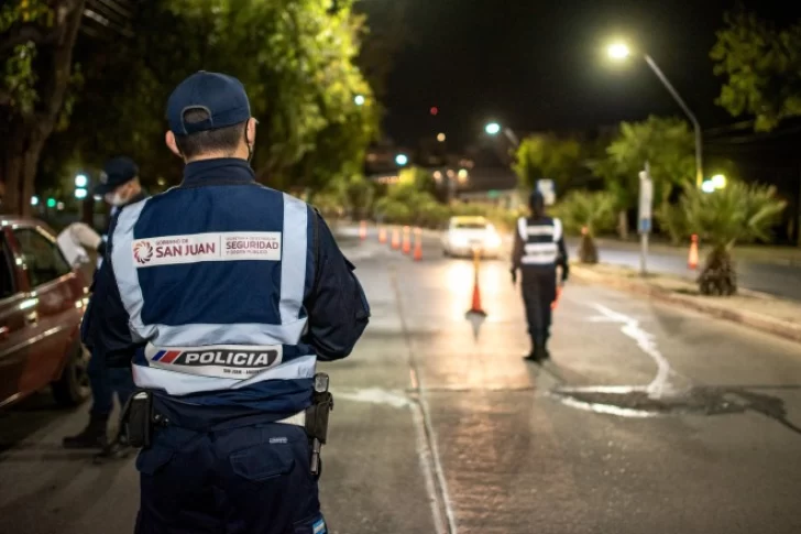 Escándalo por un remisero que se “atrincheró” en su auto ante un control policial: tenía 2,50 de alcohol