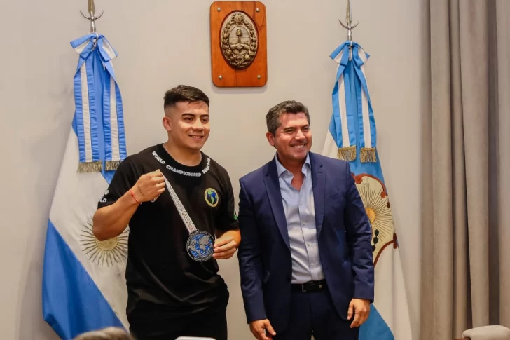 El Gobernador recibió a Santiago Flores, campeón mundial de Powerlifting