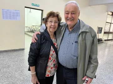 Ella tiene 81, él 80 y llegaron de la mano a votar para “fortalecer la democracia” Ella tiene 81, él 80 y llegaron de la mano a votar para “fortalecer la democracia”