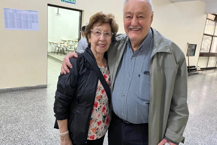 Ella tiene 81, él 80 y llegaron de la mano a votar para “fortalecer la democracia”