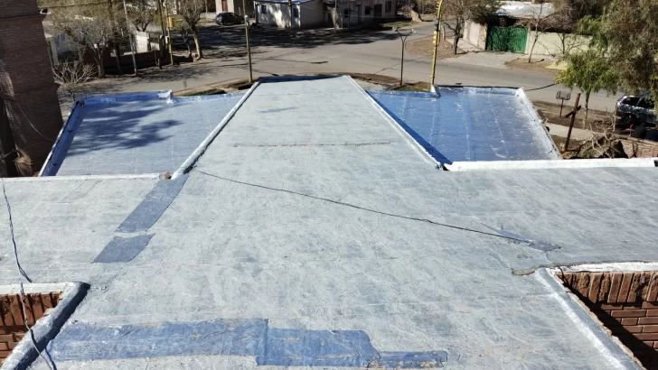 Tras publicar en este medio el pedido de ayuda, lograron recaudar fondos para arreglar todo el techo de la parroquia que dañó el temporal de Santa Rosa