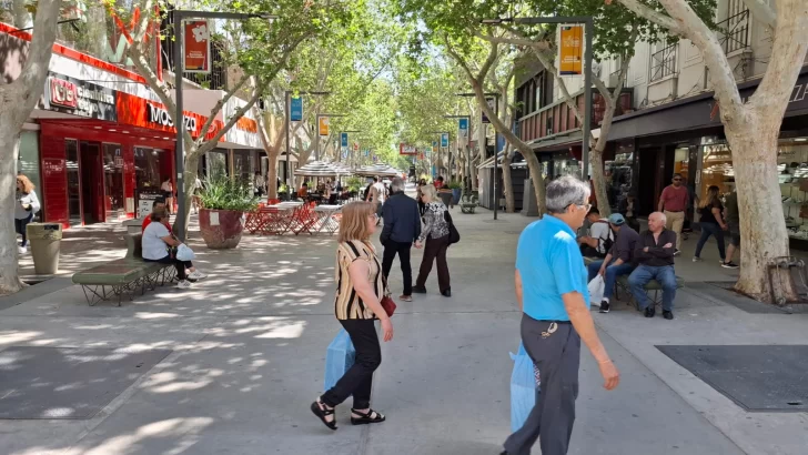 Buen movimiento de gente en el microcentro sanjuanino durante el feriado