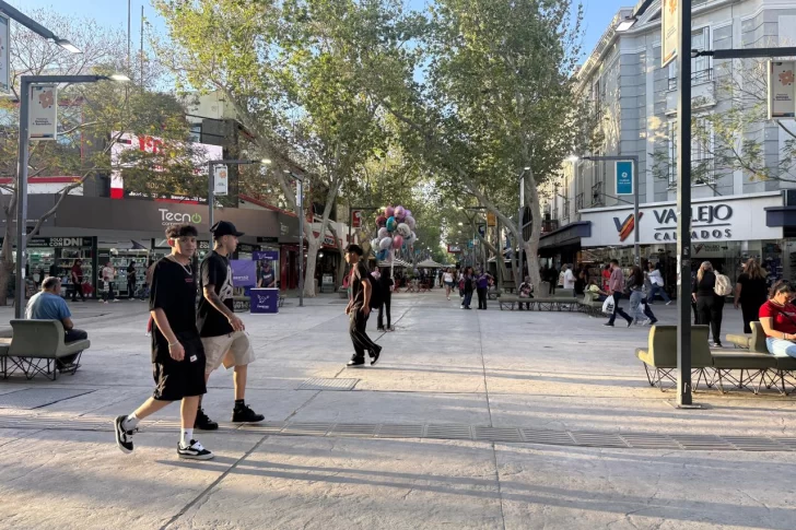 Qué sucederá con la atención comercial este viernes 10 de octubre, feriado nacional