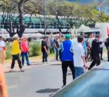 Violenta batalla campal entre taxistas y choferes de aplicación en la puerta de Aeroparque