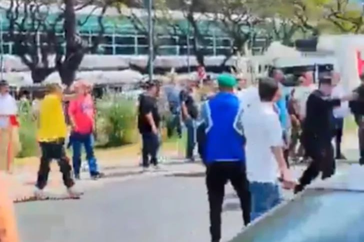 Violenta batalla campal entre taxistas y choferes de aplicación en la puerta de Aeroparque
