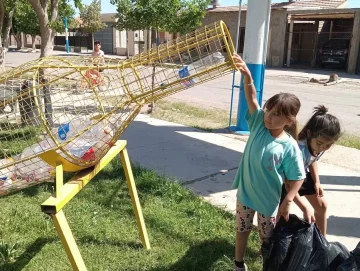 En Pocito visitan a los vecinos para crear conciencia ambiental y recolectar materiales reciclables