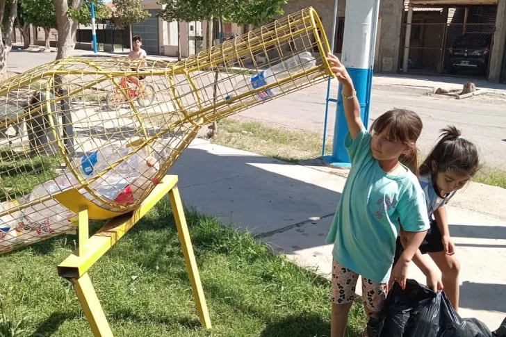En Pocito visitan a los vecinos para crear conciencia ambiental y recolectar materiales reciclables
