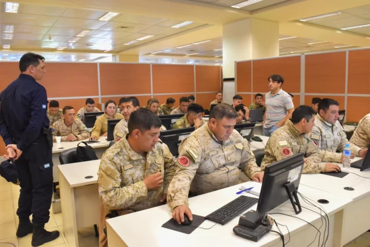 Capacitan a policías en el uso de tecnología para crear mapas de riesgos y mejorar las intervenciones en territorio Capacitan a policías en el uso de tecnología para crear mapas de riesgos y mejorar las intervenciones en territorio