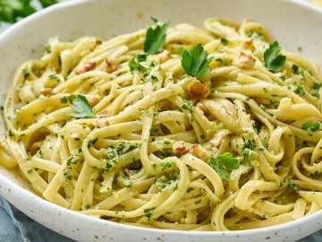 Fideos al pesto: el paso a paso de la receta clásica italiana que se prepara en minutos