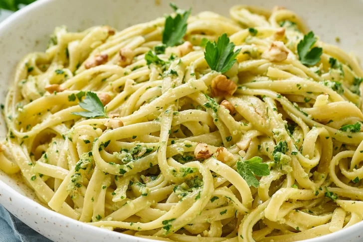 Fideos al pesto: el paso a paso de la receta clásica italiana que se prepara en minutos