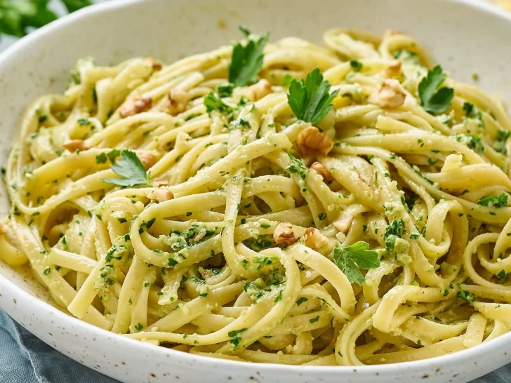 Fideos al pesto: el paso a paso de la receta clásica italiana que se prepara en minutos