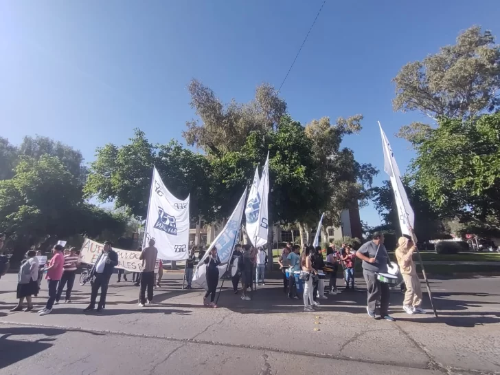 Estatales “autoconvocados” reclamaron un aumento salarial en las afueras del Centro Cívico