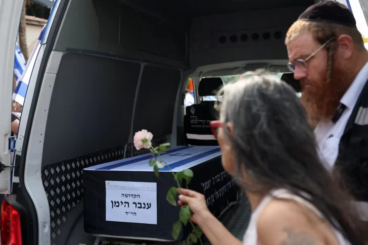 En medio de la tensión por el ingreso de ayuda humanitaria, Hamas entregó dos cuerpos de rehenes israelíes