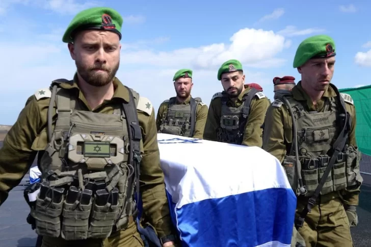 Hamas entregó dos cuerpos más a Israel y advirtió que no tiene acceso a los restos de otros rehenes