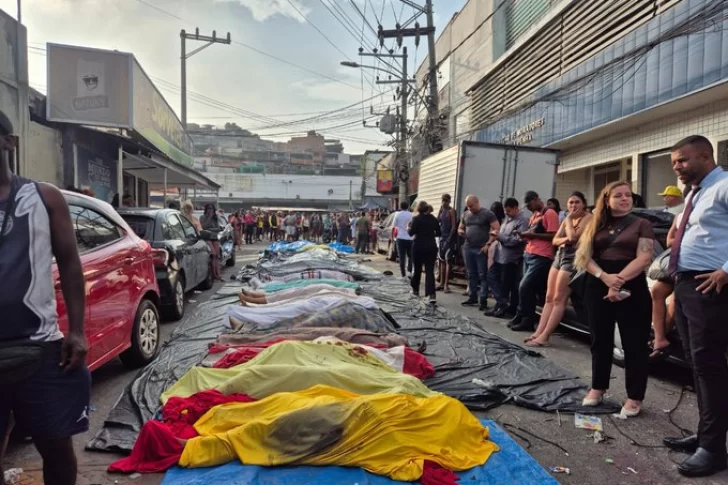 Baño de sangre en Río de Janeiro: exhiben los cuerpos en las calles; imágenes del horror que ya dejó 64 muertos