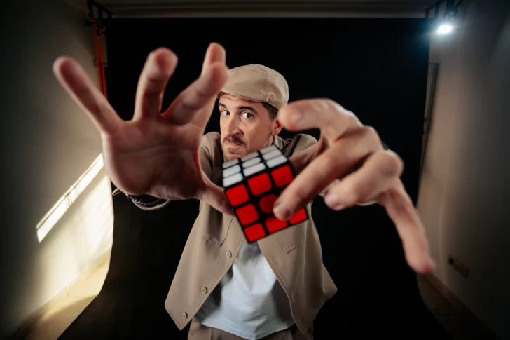 Agustín Saitta llega a San Juan: un show que combina trucos, con una buena dosis de humor y juegos mentales Agustín Saitta llega a San Juan: un show que combina trucos, con una buena dosis de humor y juegos mentales