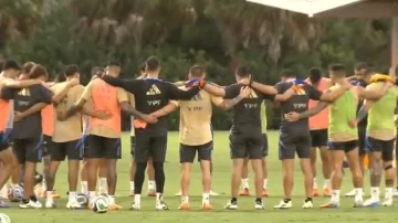 El conmovedor minuto de silencio de la Selección argentina por la muerte de Miguel Ángel Russo