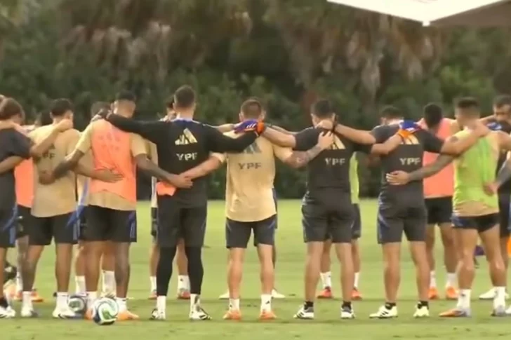 El conmovedor minuto de silencio de la Selección argentina por la muerte de Miguel Ángel Russo