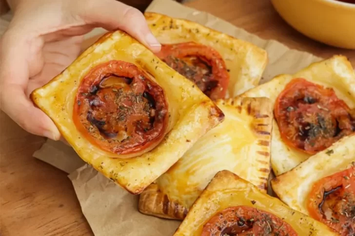 Receta de tartines de tomate al horno, muy fáciles y rápidos
