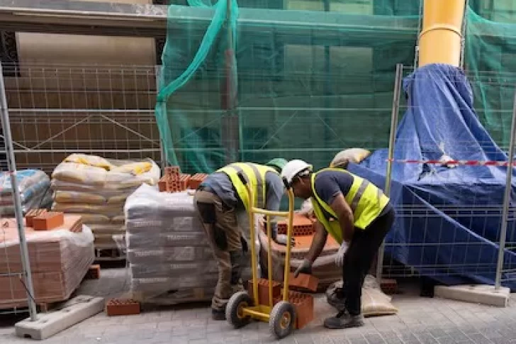 Qué son los “salarios dinámicos” que el Gobierno pretende incluir en la reforma laboral y cómo afectarían a las paritarias