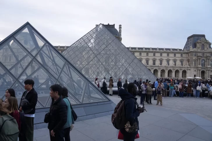 Reabrió el Museo del Louvre tras el millonario robo de joyas de la corona francesa Reabrió el Museo del Louvre tras el millonario robo de joyas de la corona francesa
