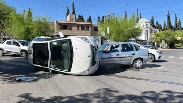 Tremendo vuelco de un auto tras chocar contra otro en una transitada zona de Capital