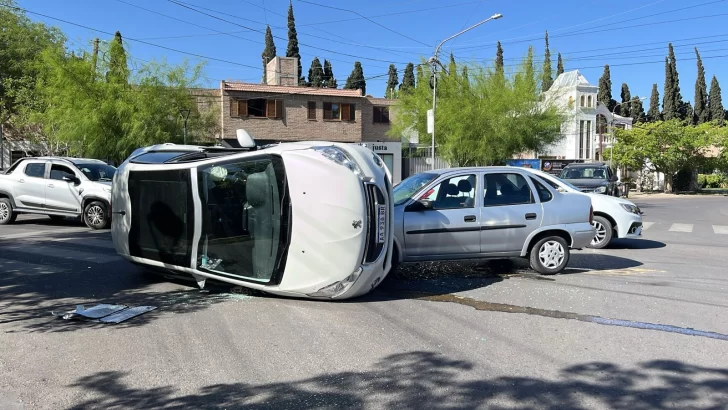 Tremendo vuelco de un auto tras chocar contra otro en una transitada zona de Capital