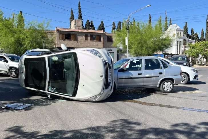 Tremendo vuelco de un auto tras chocar contra otro en una transitada zona de Capital