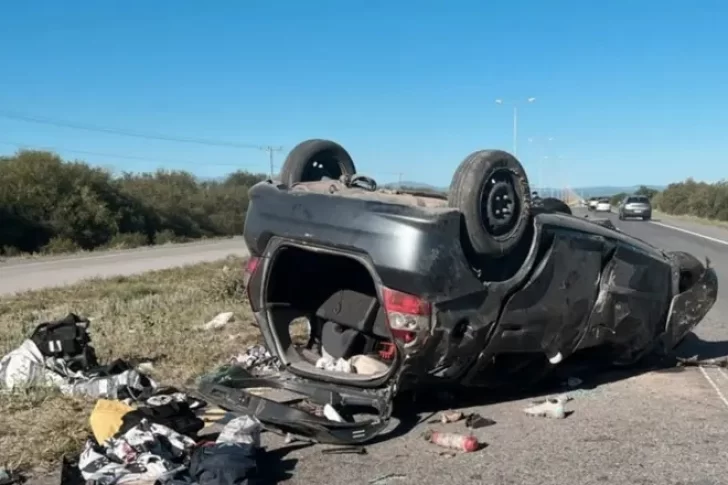 Murieron un joven de 18 años y una bebé de dos meses en un vuelco