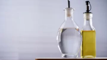 Para qué sirve mezclar aceite de oliva con vinagre: no es para la ensalada