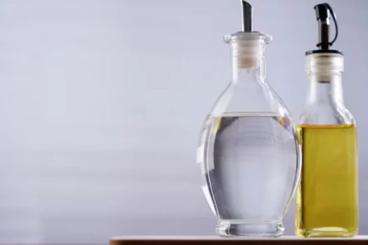 Para qué sirve mezclar aceite de oliva con vinagre: no es para la ensalada