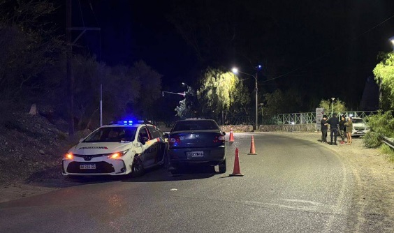 Conducía borracho, se cruzó de carril y chocó con un patrullero: tenía más del triple del alcohol permitido Conducía borracho, se cruzó de carril y chocó con un patrullero: tenía más del triple del alcohol permitido