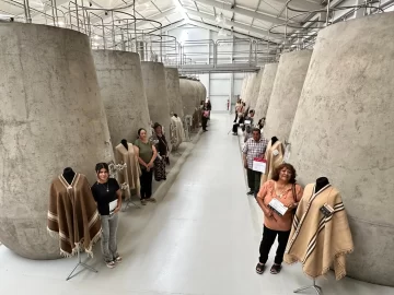 La emoción dijo presente en el cierre de ‘San Juan Premia su Poncho’, certamen en el que participaron 20 tejedores La emoción dijo presente en el cierre de ‘San Juan Premia su Poncho’, certamen en el que participaron 20 tejedores