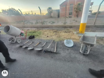 Iban caminando por la calle con una carretilla, una hormigonera y palas, pero no eran albañiles Iban caminando por la calle con una carretilla, una hormigonera y palas, pero no eran albañiles