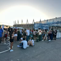 Fanáticos de Nicki Nicole, desde temprano haciendo fila para estar cerca del escenario