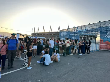 Fanáticos de Nicki Nicole, desde temprano haciendo fila para estar cerca del escenario Fanáticos de Nicki Nicole, desde temprano haciendo fila para estar cerca del escenario