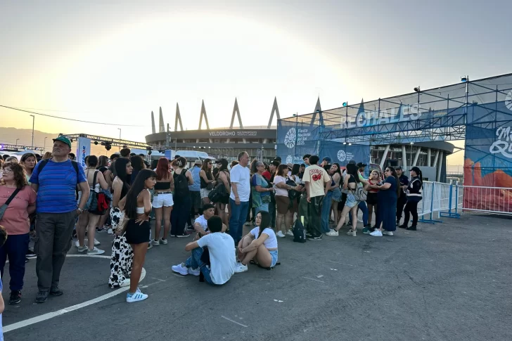 Fanáticos de Nicki Nicole, desde temprano haciendo fila para estar cerca del escenario