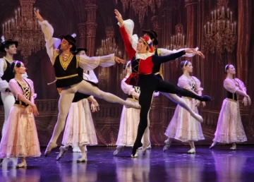 Un “Lago de los Cisnes” clásico y brillante deslumbró en el Teatro Sarmiento