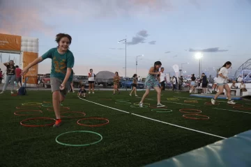 Deportes promete sorprender en la FNS: este año instalará una pileta para que la gente participe en actividades acuáticas