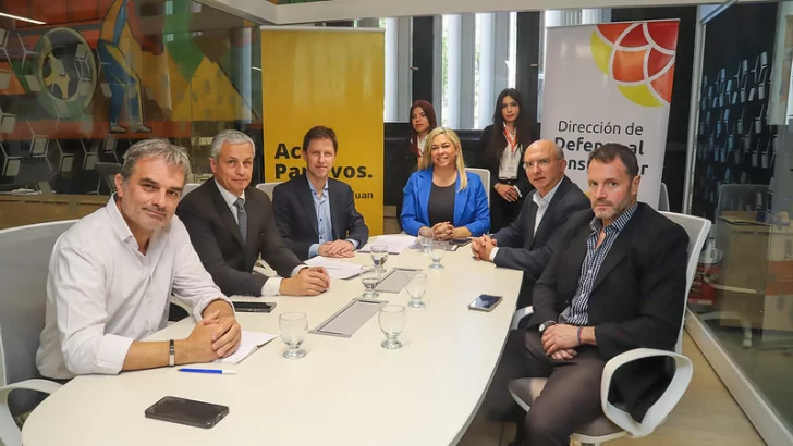 Defensa al Consumidor y Banco San Juan sellaron un acuerdo para agilizar trámites y fortalecer la educación financiera