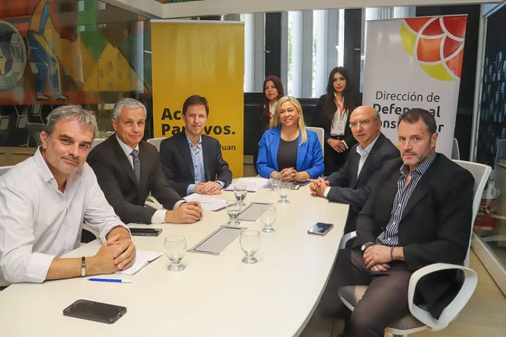 Defensa al Consumidor y Banco San Juan sellaron un acuerdo para agilizar trámites y fortalecer la educación financiera