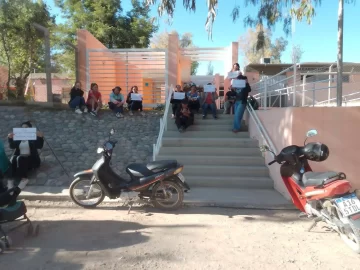 Alumnos jachalleros bloquearon el ingreso de su escuela en reclamo por la falta de agua