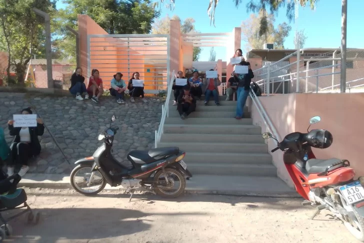 Alumnos jachalleros bloquearon el ingreso de su escuela en reclamo por la falta de agua