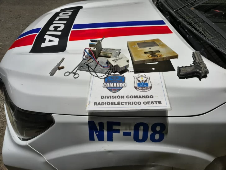 Cayó un hombre en Rivadavia por intentar robar cables en una plaza: portaba una pistola de juguete Cayó un hombre en Rivadavia por intentar robar cables en una plaza: portaba una pistola de juguete