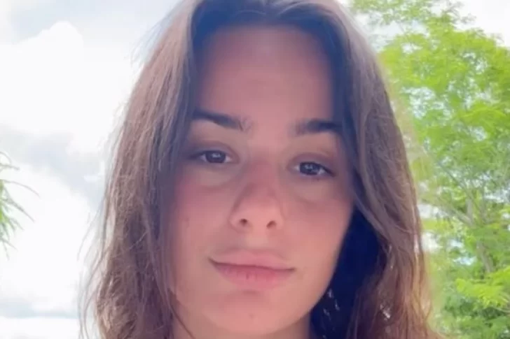 El video de Flor Jazmín Peña en una piscina de lujo y con microbikini