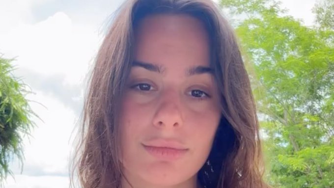 El video de Flor Jazmín Peña en una piscina de lujo y con microbikini El video de Flor Jazmín Peña en una piscina de lujo y con microbikini