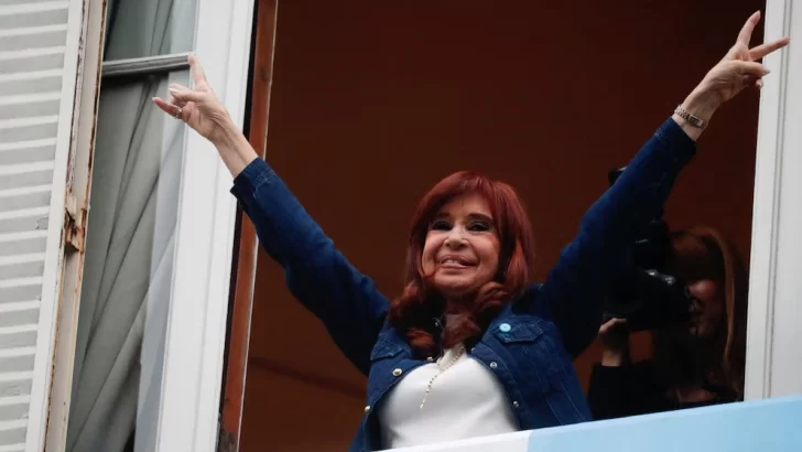 La fiscalía aseguró que Cristina Kirchner era “destinataria final” de las coimas y su casa era uno de los centros de acopio del dinero La fiscalía aseguró que Cristina Kirchner era “destinataria final” de las coimas y su casa era uno de los centros de acopio del dinero