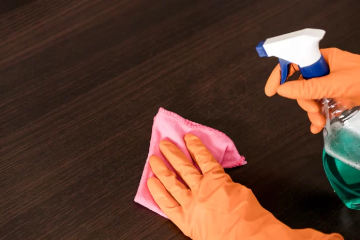 El truco para darles brillo a los muebles de madera con aceite de oliva y vinagre